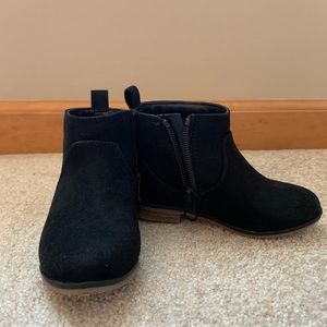 Black kids cat and jack boots